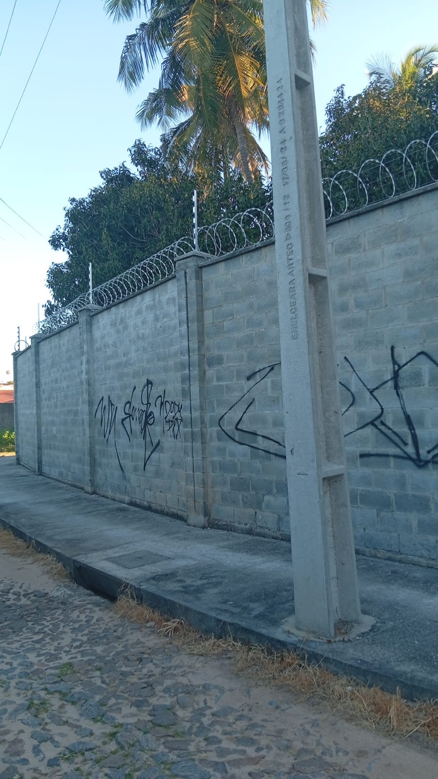 Segurança perimetral em muro comercial de grande porte - Impacto Segurança