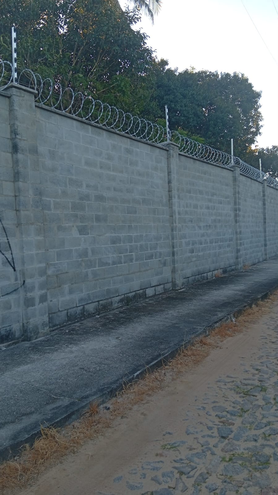 Postes de cerca elétrica instalados em grande perímetro comercial