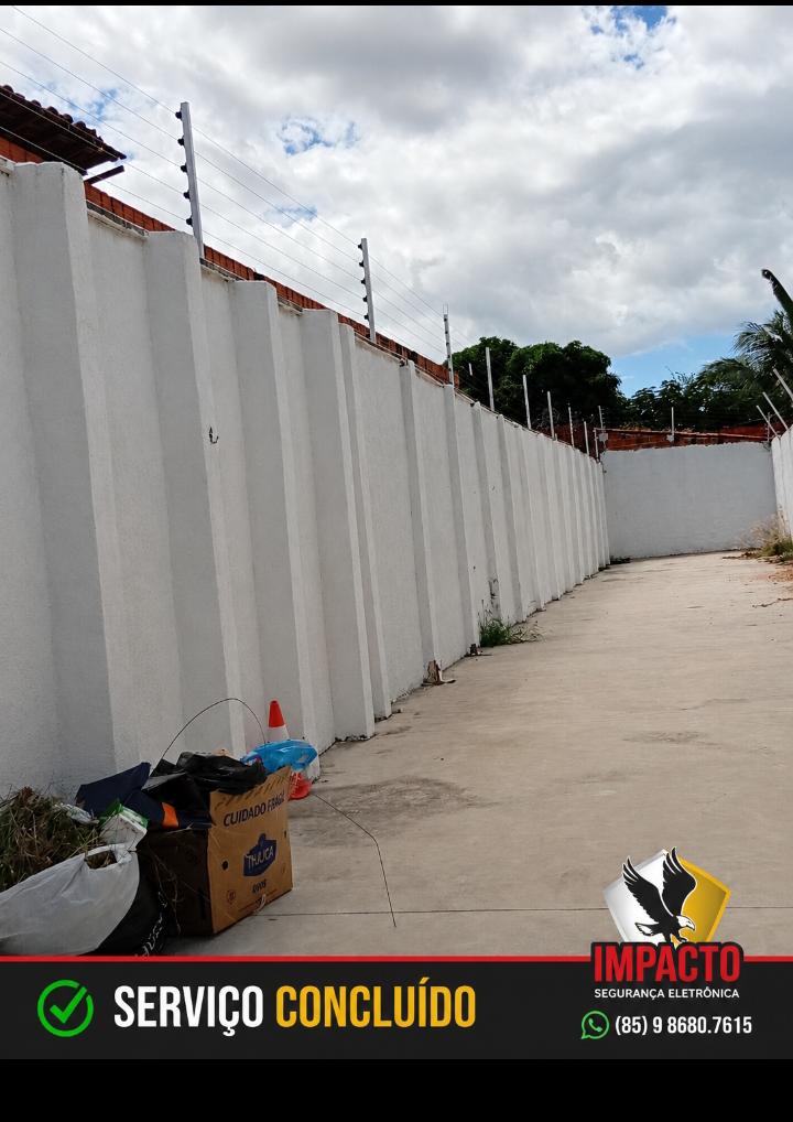 Serviço concluído — cerca elétrica em muro extenso